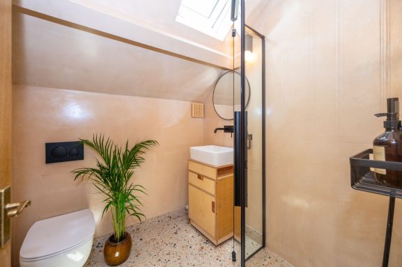 Luxury Bathroom using Creative Impressions Microcement 
